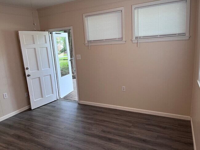 Building Photo - 17 Delta Cir