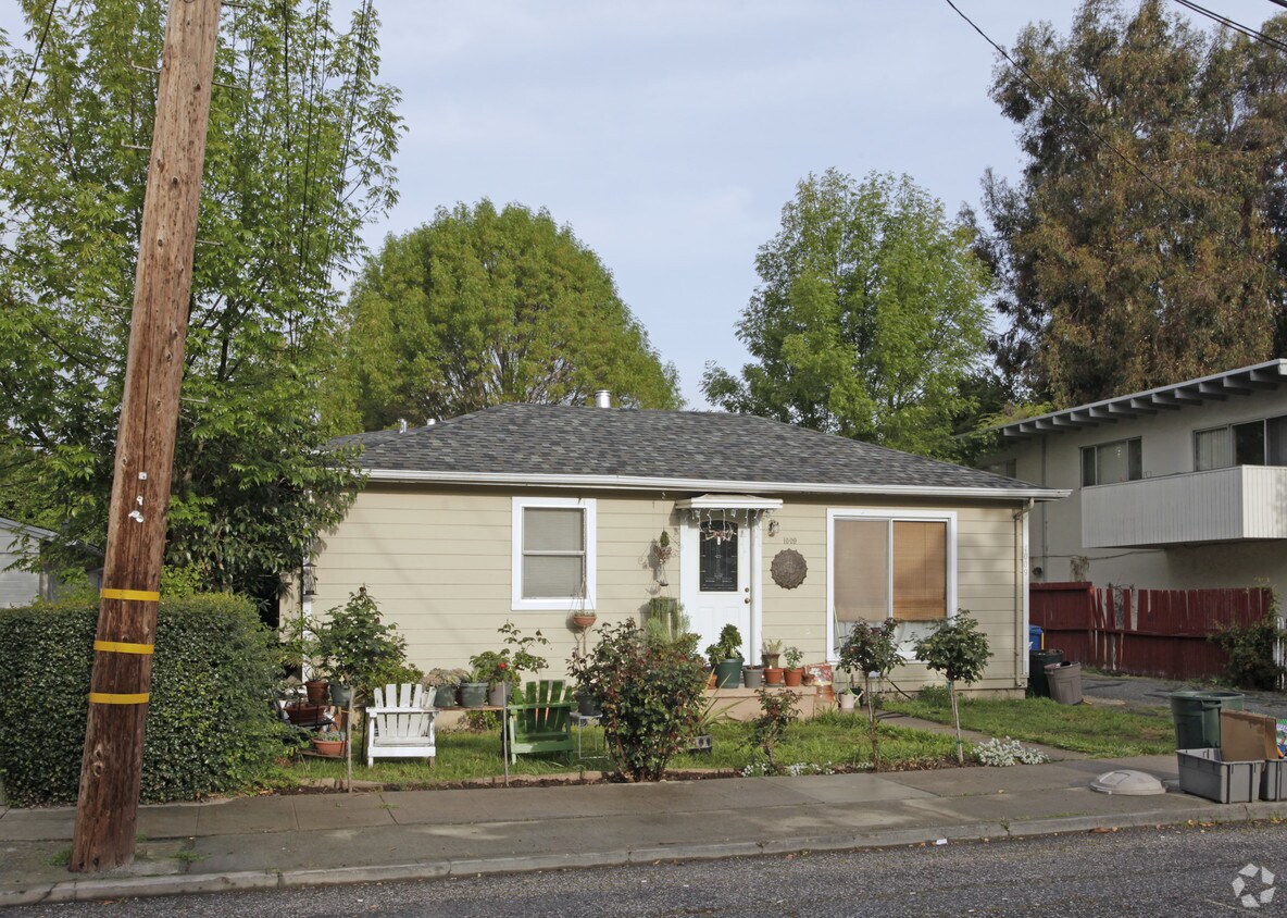 Building Photo - 1009 Madera Ave