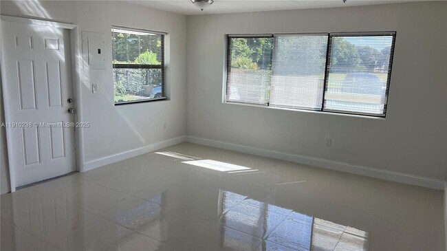 Foto del edificio - 465 NE 139th St