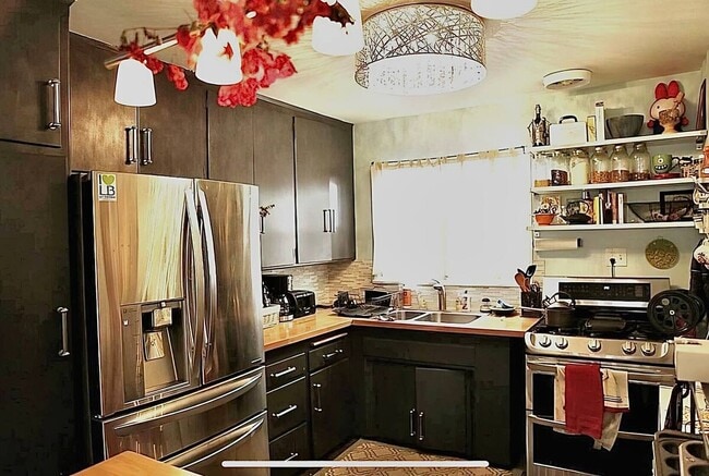 Building Photo - 1720 E 2nd St