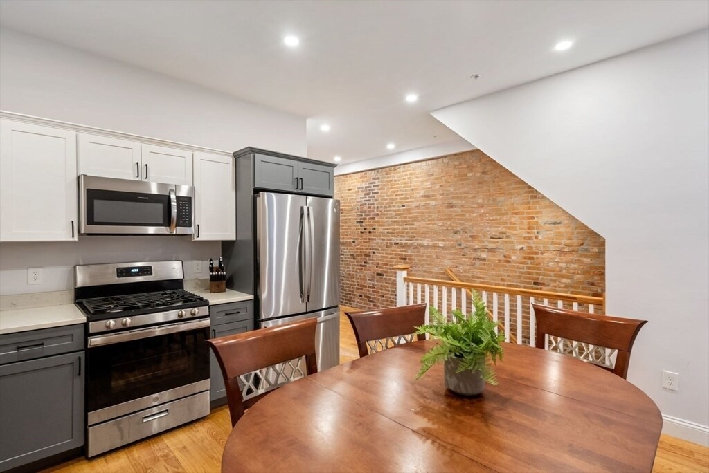 Primary Photo - 277 W Fifth St