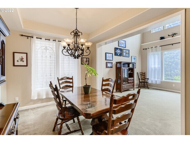 Foto del edificio - 6Bd/4Ba 3 Level Home in Tigard ~ 3 Car Gar...