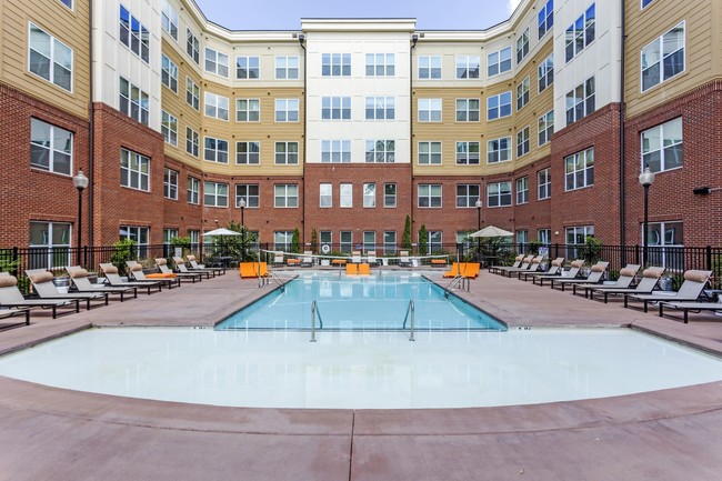 Piscina - Campus View Apartments-Per Bed Leases