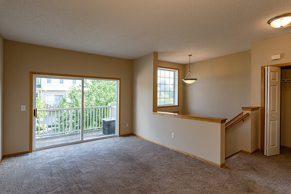 Building Photo - Like New 2 Bed/2 Bath Townhome With Amenit...