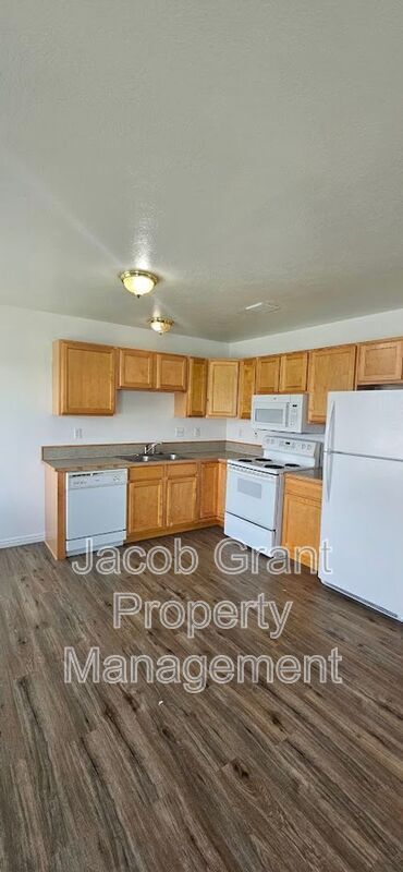 Building Photo - 3528 Greenfield Dr