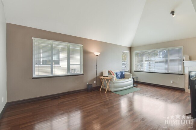 Photo du bâtiment - Spacious 4 Bed 4 Bath Townhome in Gated Alder Park Community in Panorama Ridge