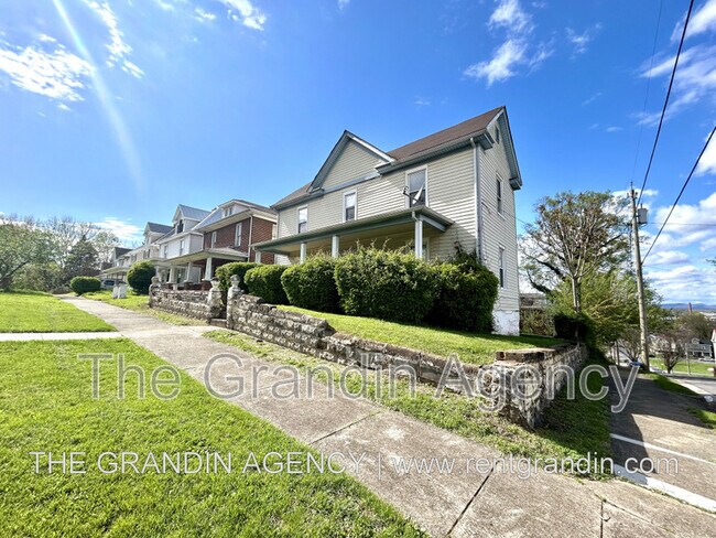 Building Photo - 642 Elm Ave SE