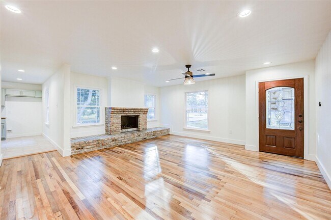 Building Photo - Beautifully Remodeled 3 Bed / 2.5 Bath w/ ...