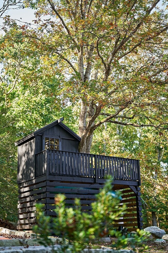 Building Photo - 8 Hickory Ledge