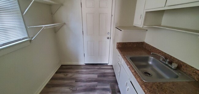 Building Photo - 2 Bedroom House
