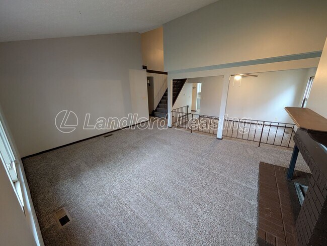 Foto del edificio - Spacious Townhome with Vaulted Ceilings, Fireplace & Garage