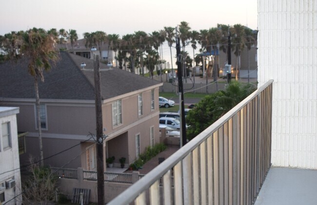 Building Photo - 109 W Tarpon St