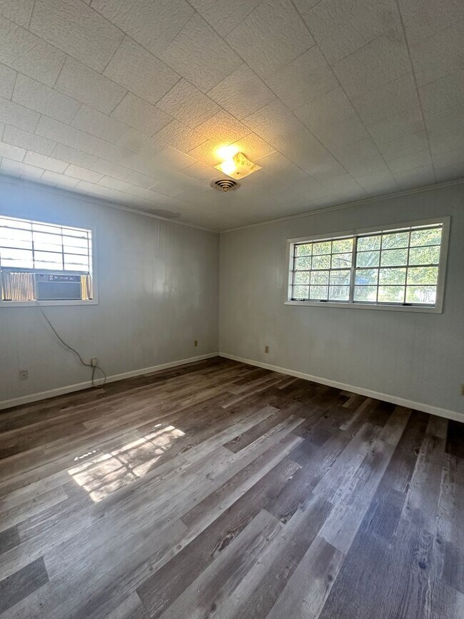 Building Photo - Great Home located in Small Town!