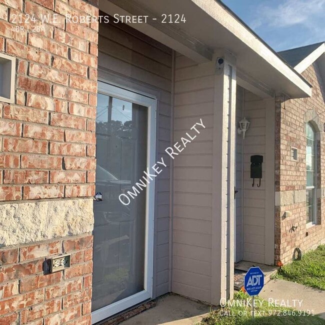 Foto del edificio - 2124 W.E. Roberts St