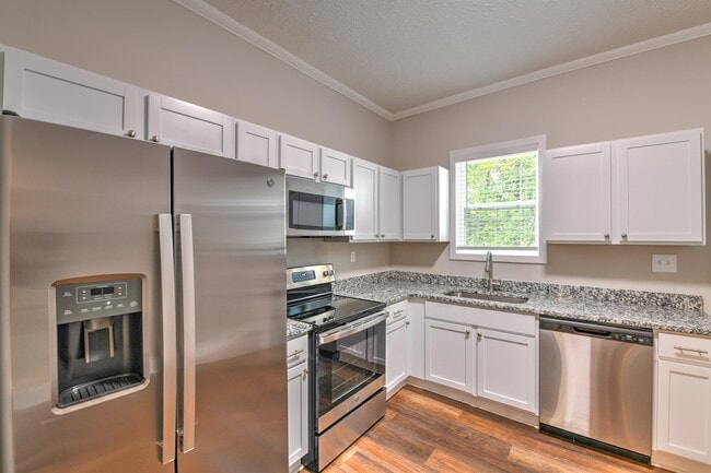Building Photo - 204 N Hankinson St