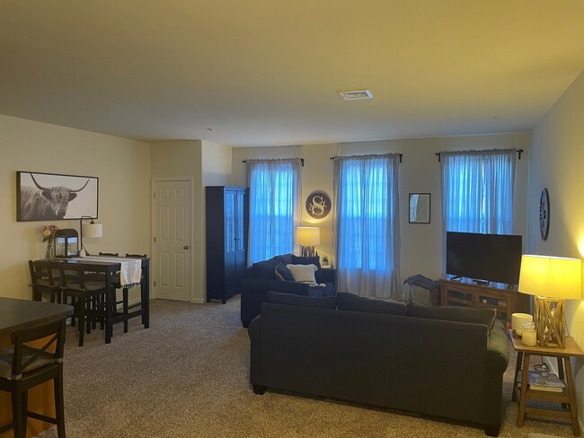 Great Room - Florin Hill Apartment Homes