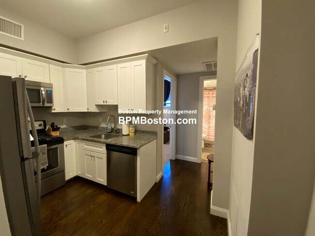 Building Photo - 10 Merrymount Ave