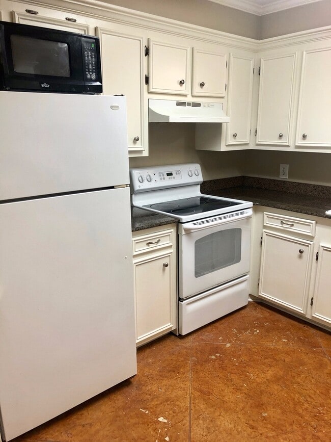 Building Photo - 2 bed, 1.5 bath in Brandon!