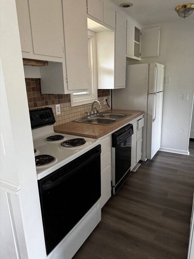 Building Photo - SeeMore Properties