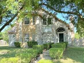 Building Photo - 9214 Oak Hollow Dr