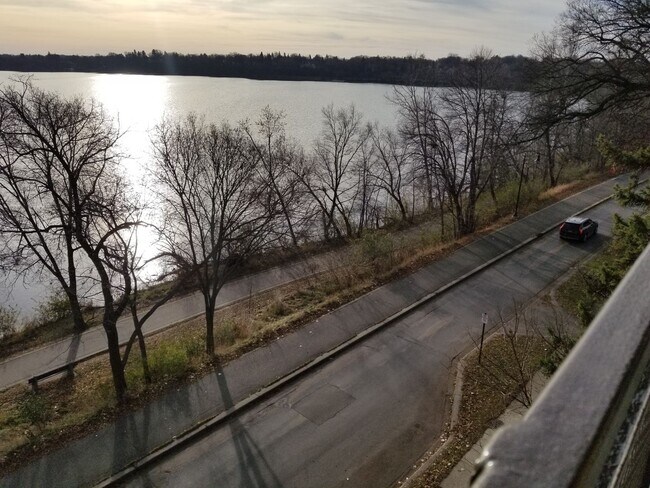 Foto del edificio - Large two bedroom top floor Condo....over looking lake Harriet.
