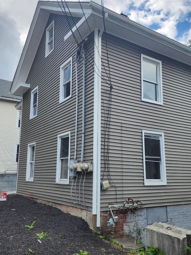 Building Photo - 129 Willow St