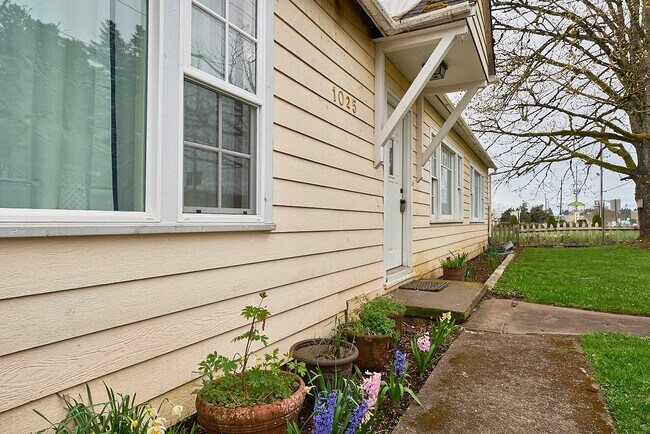 Foto del edificio - 7-Bedroom House in Dundee on Hwy 99W