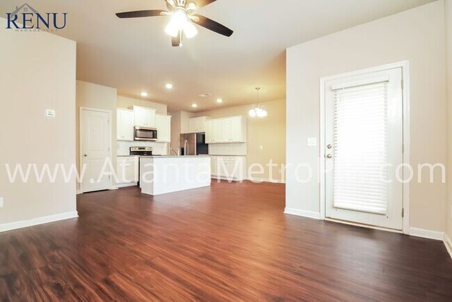 Building Photo - Now available 4 bedroom 2.5 baths!