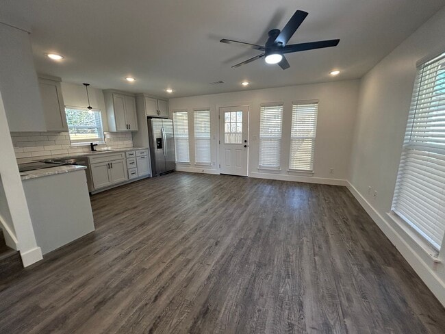 Foto del edificio - PRE-LEASING Newer 2 story home near Downtown Fayetteville