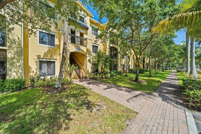 Building Photo - 3020 Alcazar Pl