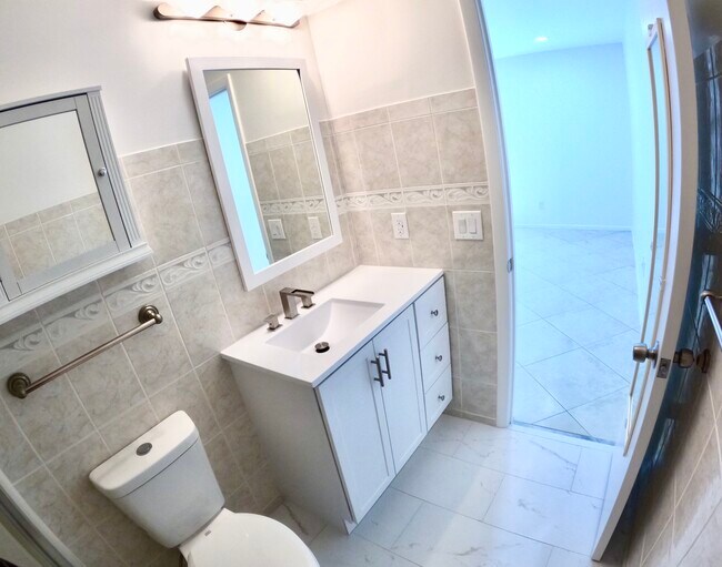 Building Photo - 2 Lake Vista Trail