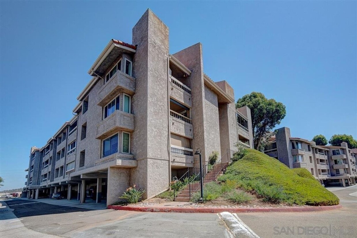 Foto principal - One Bedroom Top-Floor Condo in Mission Valley