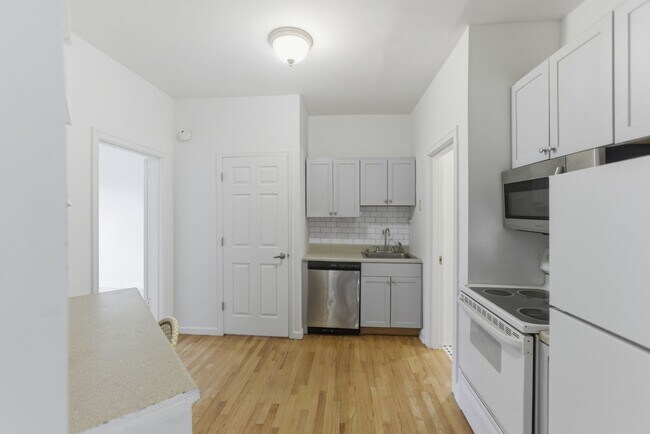 Building Photo - Lovely 3 BR/1 BA Apartment in H Street Corridor!