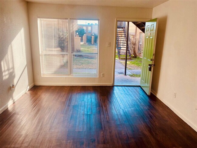 Foto del edificio - 8100 Creekbend Dr