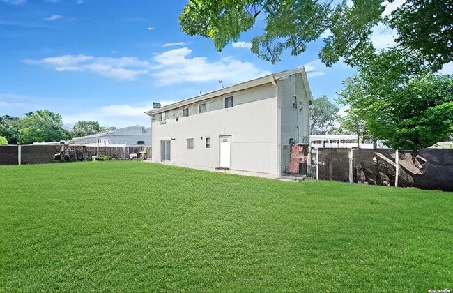 Building Photo - 1707 Manatuck Blvd