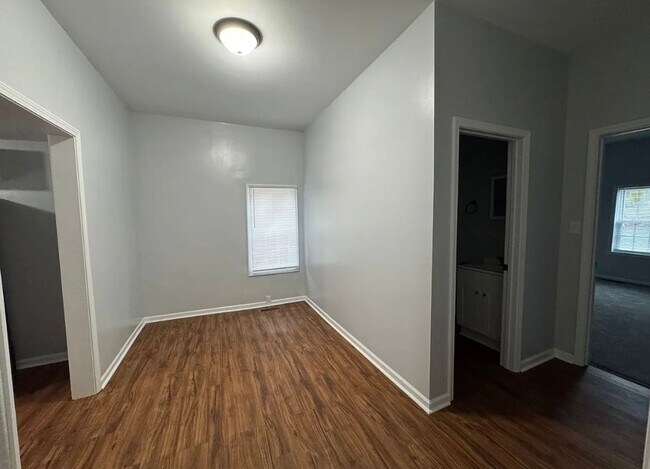 Building Photo - 122 E 14th St