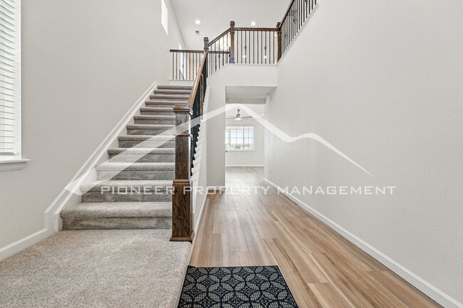 Building Photo - Spacious Home with Washer/Dryer and Centra...