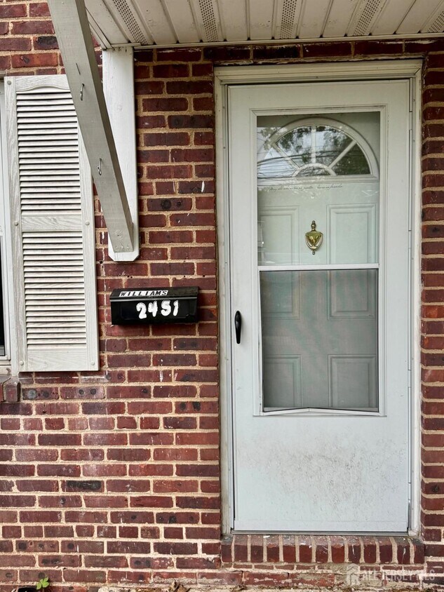 Foto del edificio - 2451 St Georges Ave