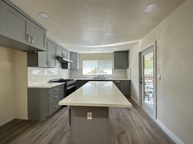 Foto del edificio - 4 BEDROOM HOME FOR LEASING IN Diamond Bar