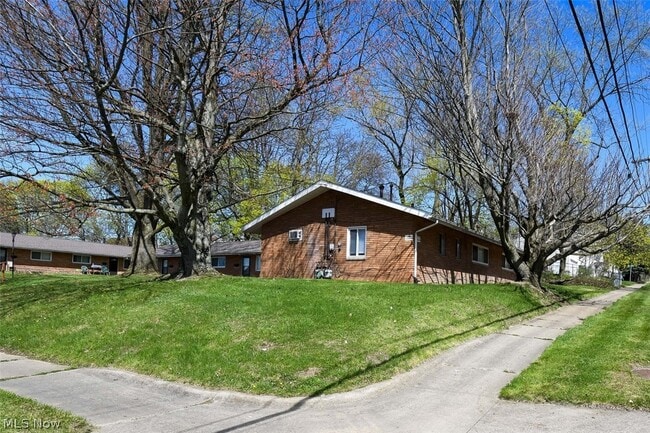 Building Photo - 1277 Roslyn Ave