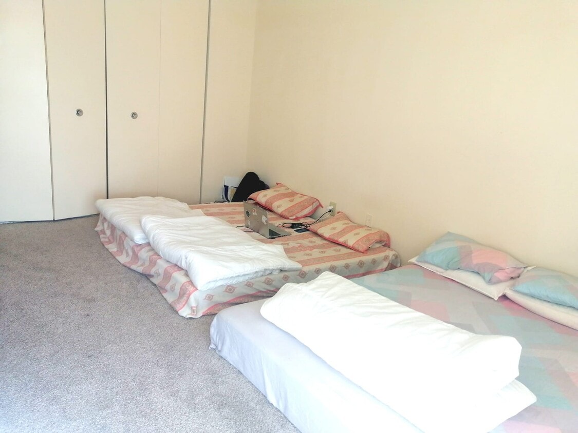 Spacious bedroom - 9314 Cherry Hill Rd