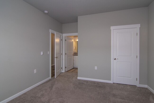 Building Photo - 2 Bed 2 Bath Single level home in Gated pr...