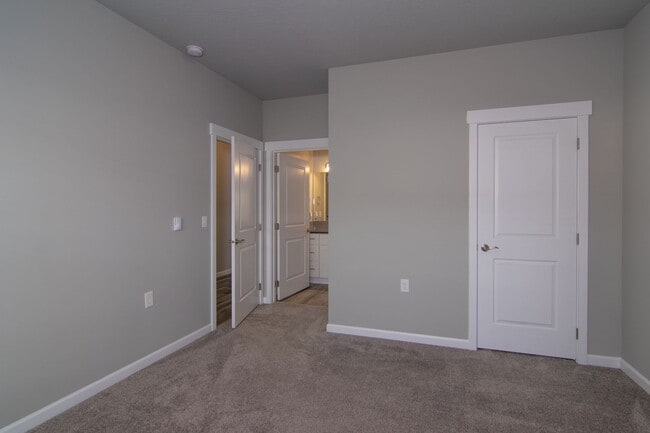 Building Photo - Beautiful 2 Bed 2 Bath Single level home in Gated private 55+ community