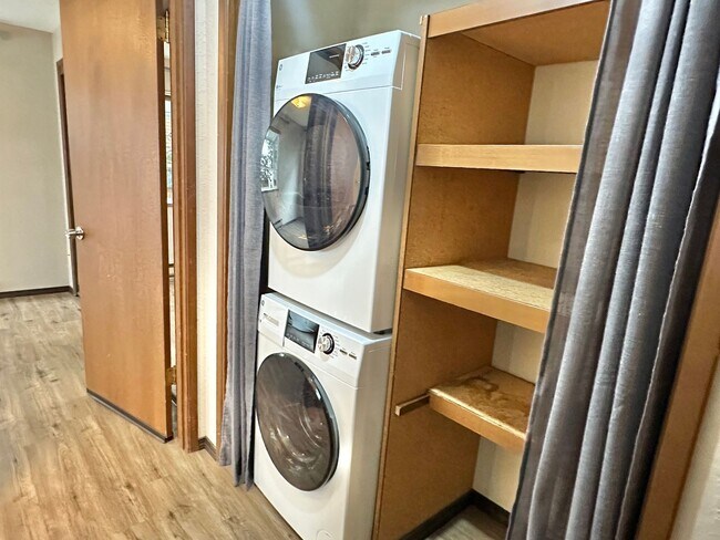 Foto del edificio - Location, Location, Location! 2-bed Ballar...
