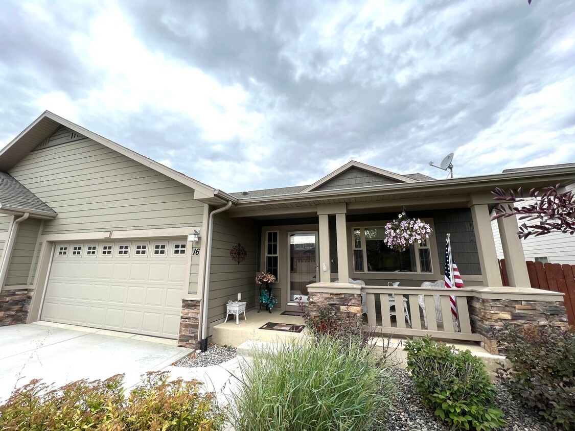 Primary Photo - Pet Friendly 3 Bed 2 Bath Single Level Con...