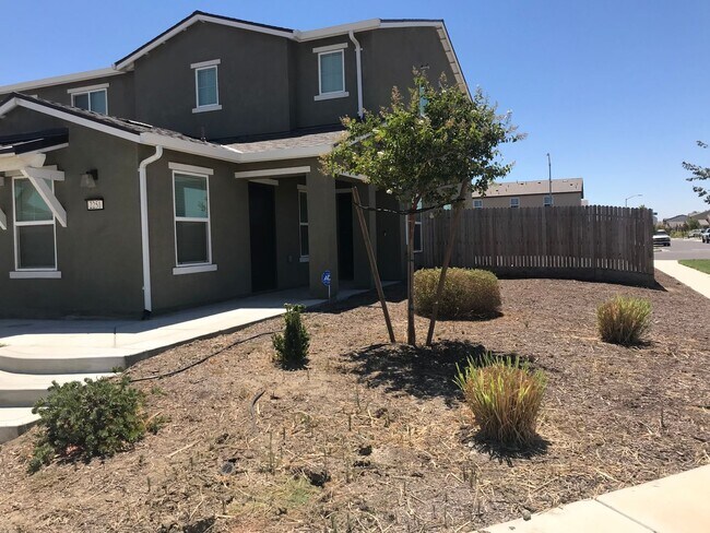 Foto del edificio - 4-Bedroom, 2.5-Bath Corner Home