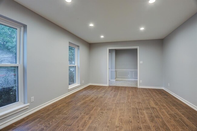 Building Photo - 802 Pinesap Dr