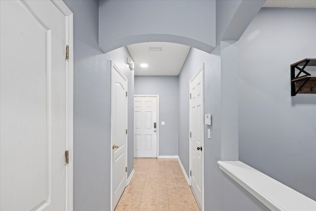 Building Photo - "Charming 3 Bed, 2.5 Bath Townhouse in Jac...