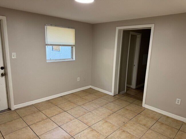 Building Photo - Spacious 3-Bedroom, 2-Bath Triplex – Clean...