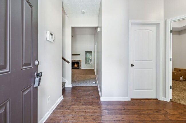 Foto del edificio - 634 Hidden Valley Dr